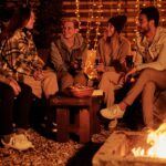 Freunde genießen einen Abend in der Shisha-Bar