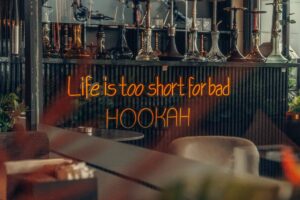 Neonschild in einer Shisha-Bar: Life is too short for bad Hookah