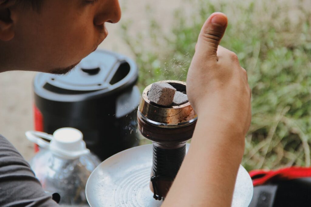 Shisha aufbauen: Kohle wird auf dem Shisha-Kopf vorbereitet