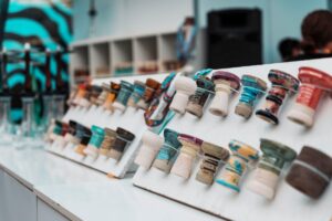 Bunte Keramik-Shisha-Köpfe in einem Fachgeschäft