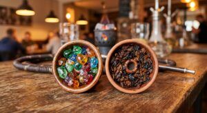 Dampfsteine und Shisha-Tabak im Vergleich - bunte Mineralsteine neben traditionellem Tabak in einer Shisha-Bowl